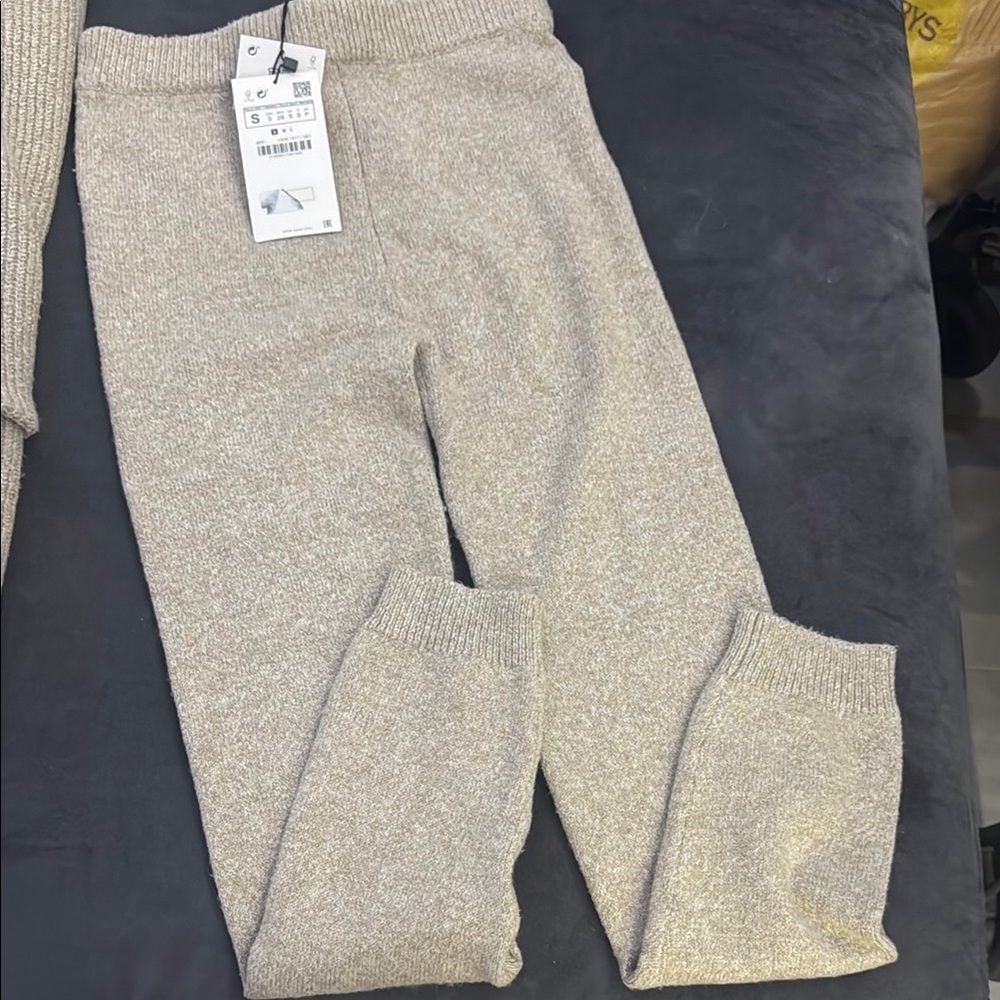 Zara women’s Beige Knit Leggings